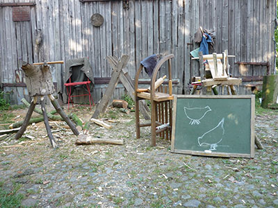 Werkstatt draußen Löffelschnitzerin